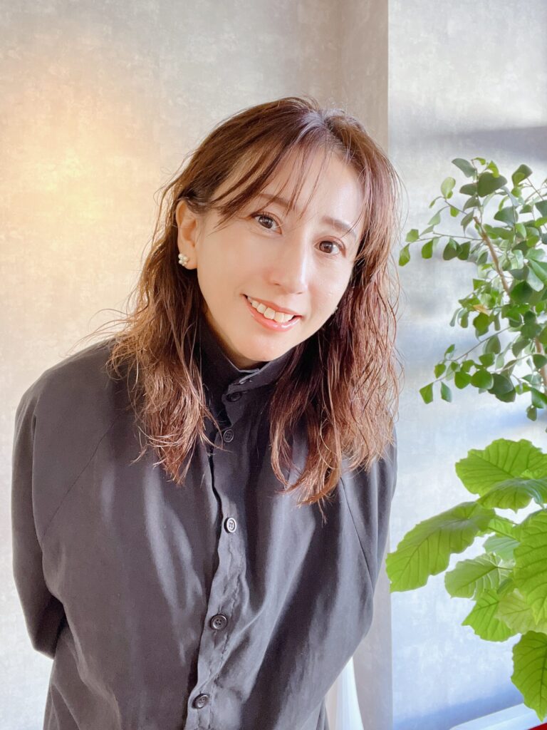 丁寧なカウンセリングで似合うヘアスタイルを提案する美容師スタッフ