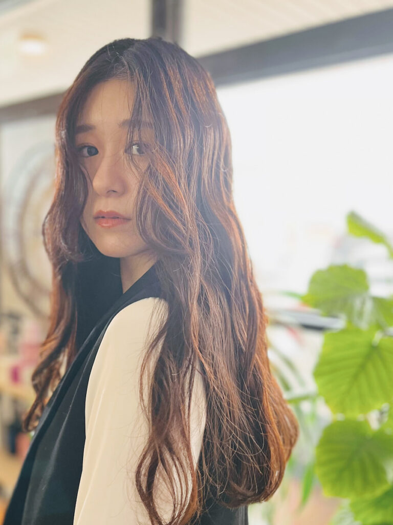 南福岡・博多区麦野の美容室BRING OUT|ロングヘアの女性ウェーブスタイル